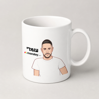ספל קרמיקה מאויר בעבודת יד בעיצוב אישי על שולחן העבודה במשרד