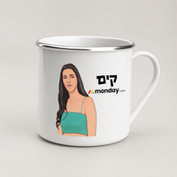 ספל אמייל מאויר בעבודת יד בעיצוב אישי על שולחן במטבח