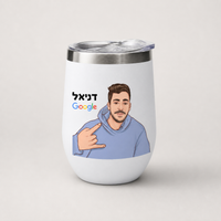 ספל תרמי מאויר בעבודת יד בעיצוב אישי על שולחן העבודה