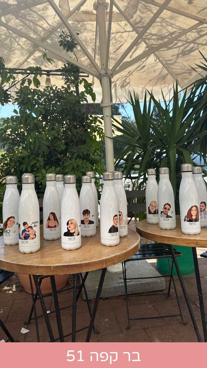 מתנות מותאמות אישית עם איור בעבודת יד שקופי בלוק ייצרה לעובדי בר קפה 51