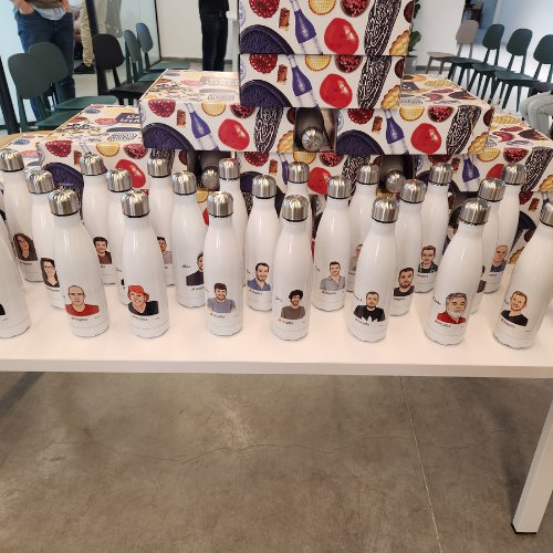 מוצר ממותג לחברה עם איור אישי בעבודת יד מקופי בלוק
