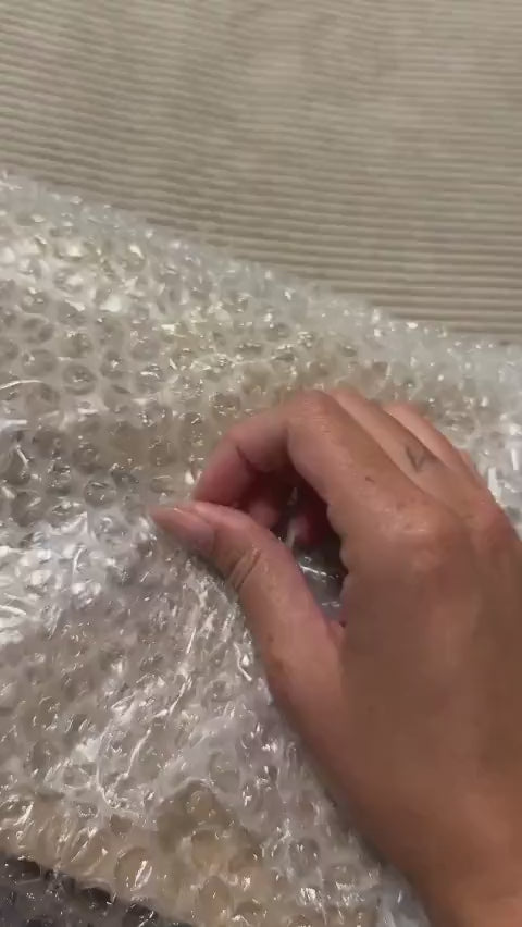 הוצאת שלט לדלת זוגי מאויר מהאריזה ותלייתו על הקיר, עבודת יד של Kopi Blok