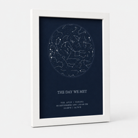 מפת כוכבים בעיצוב אישי דגם Starry Night תלויה על קיר בסלון